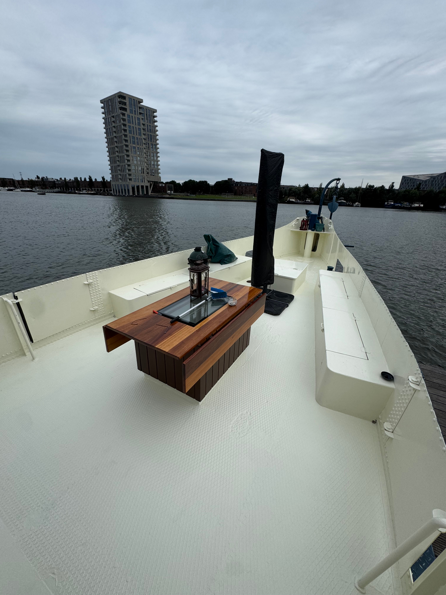 Voordek van een stalen woonboot na het schilderwerk, met strakke witte aflaklaag