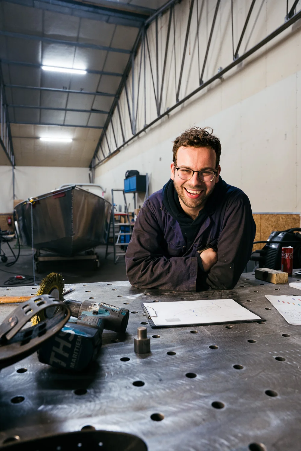 Thijs van Leeuwen aan het werk aan boord van een woonschip