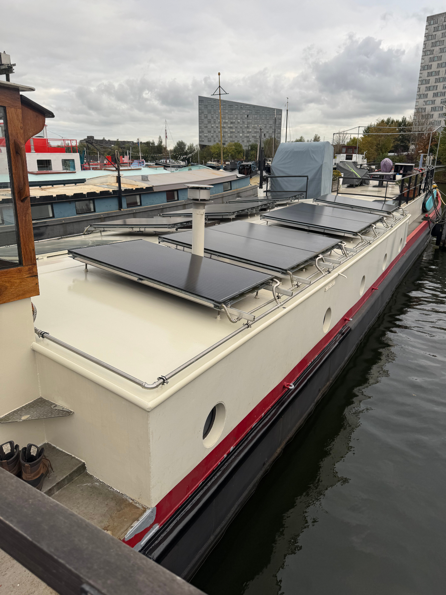 Woonschip waarbij plaatselijke staalreparatie aan het berghout is uitgevoerd