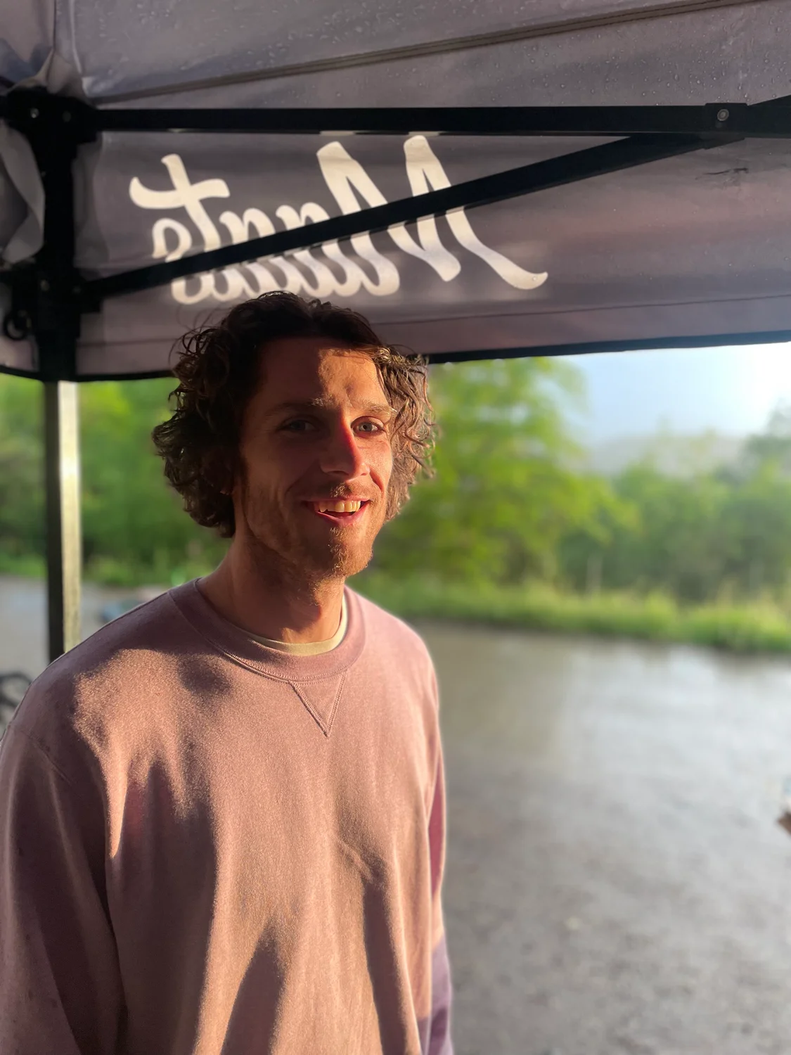 Floris von Bönninghausen aan het werk aan boord van een woonschip