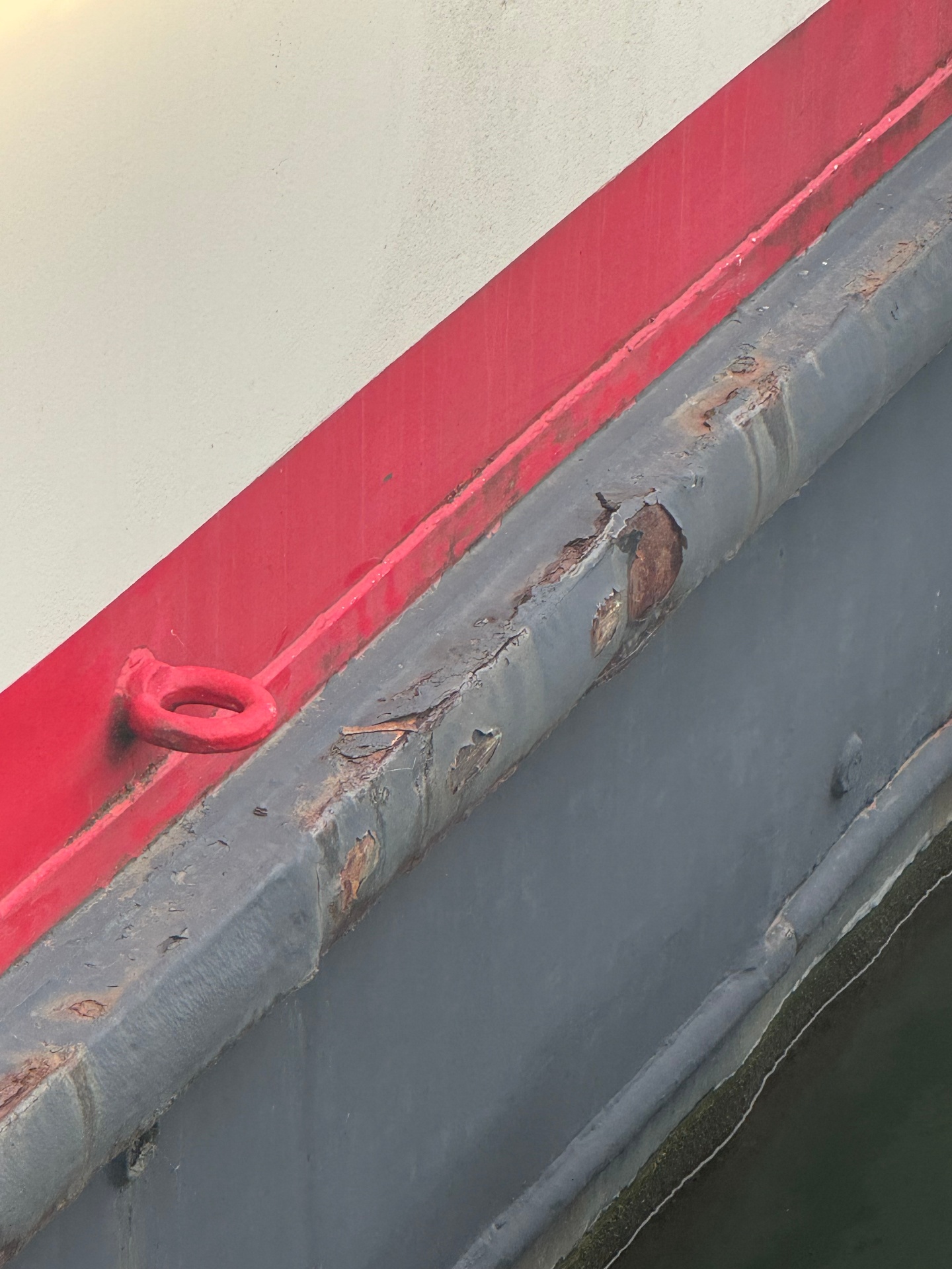 Losgekomen coating en roestvorming op het berghout van een stalen woonschip